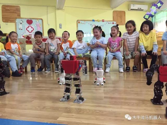 9U.COM九游体育(中国大陆)科技公司机器人总动员走进红黄蓝幼儿园